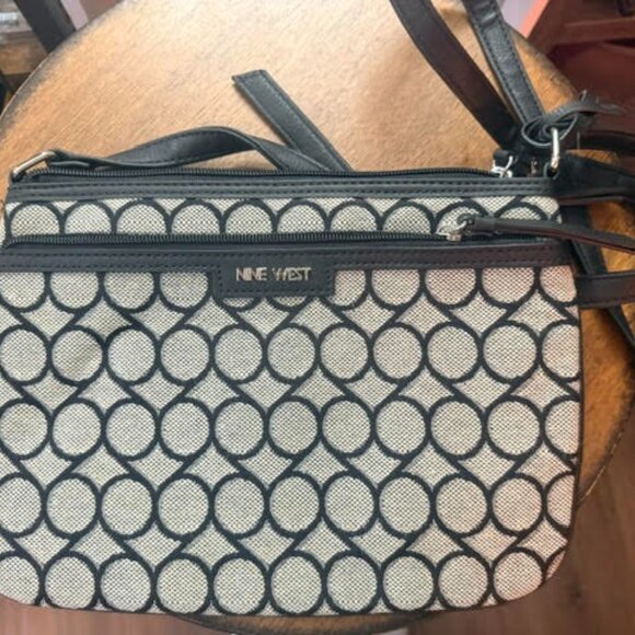 Nine West Crossbody Sling Bag Womens Beige Black Signature Logo Adjustable Strap - Picture 1 of 9
